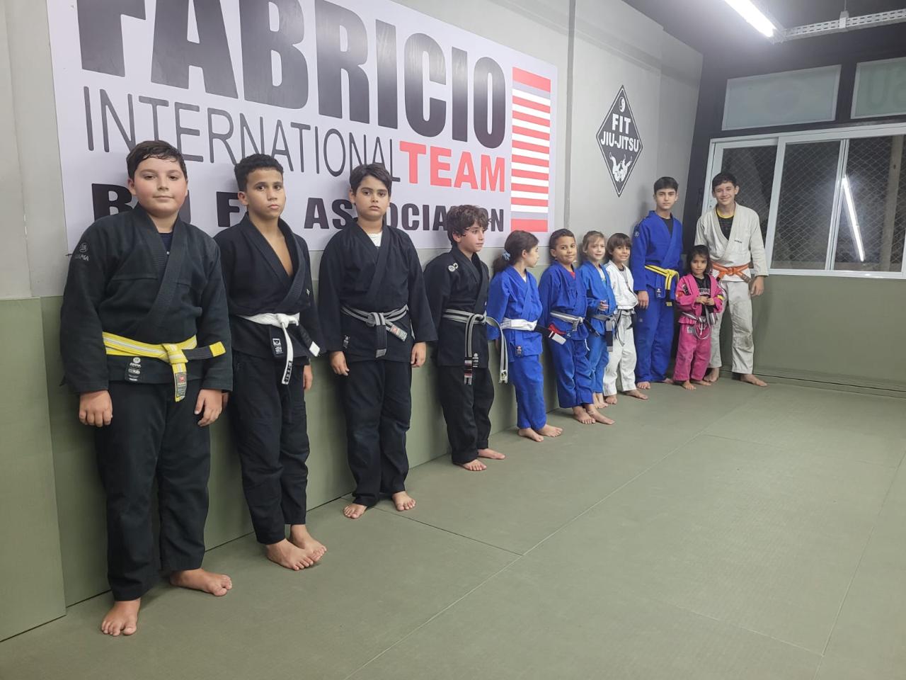 Turma infantil enfileirada