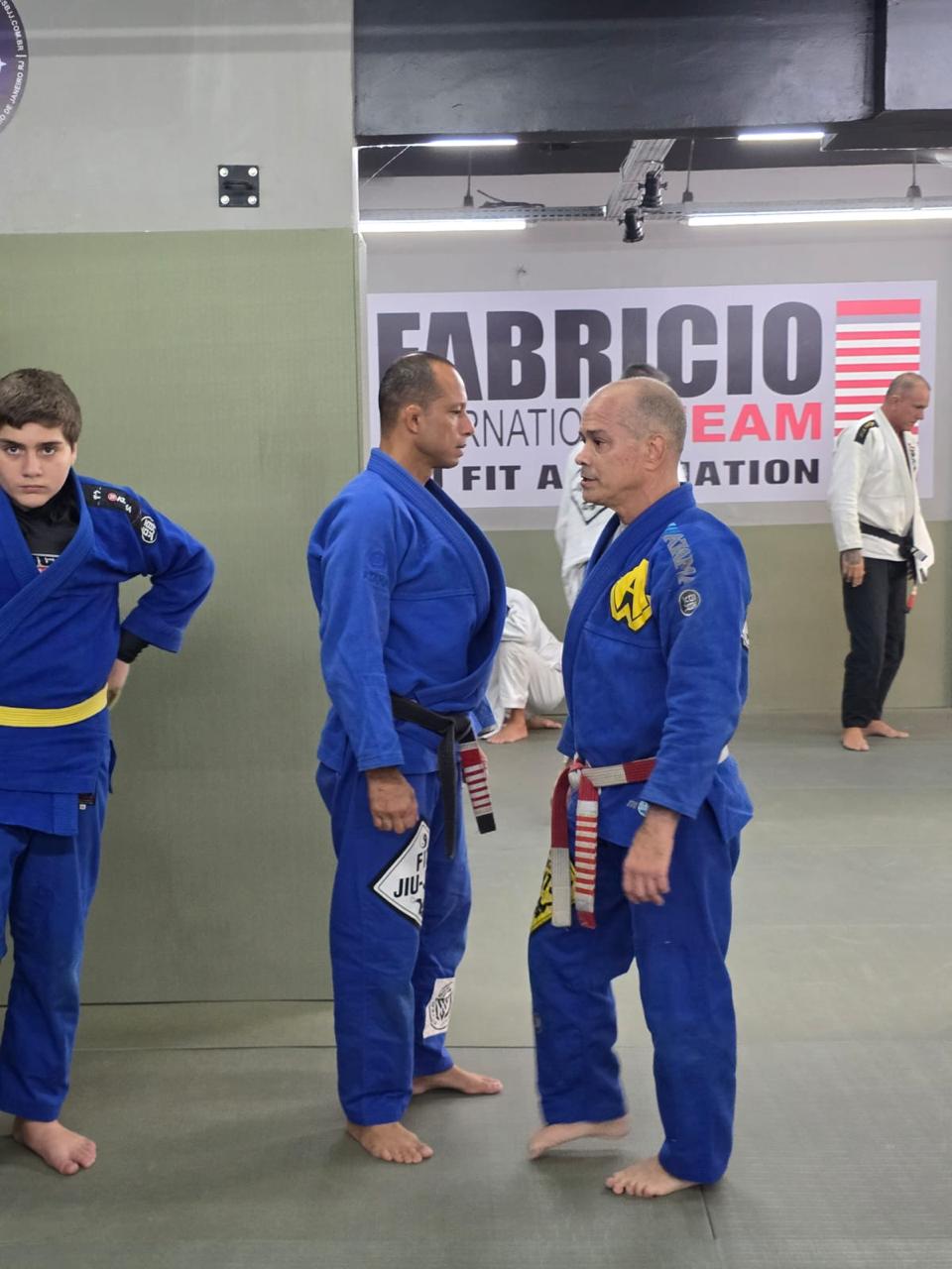 Mestres conversando no treino