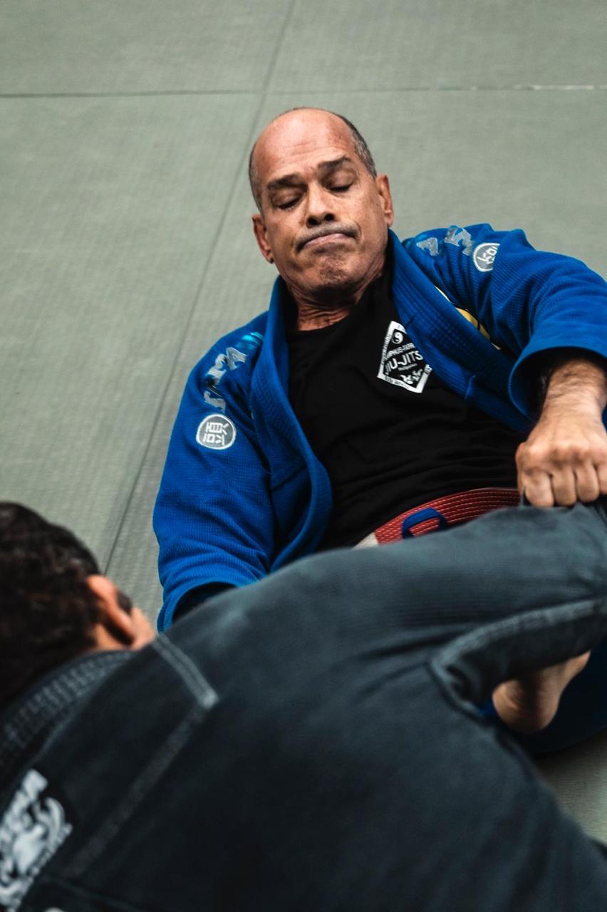Mestre no chão em guarda