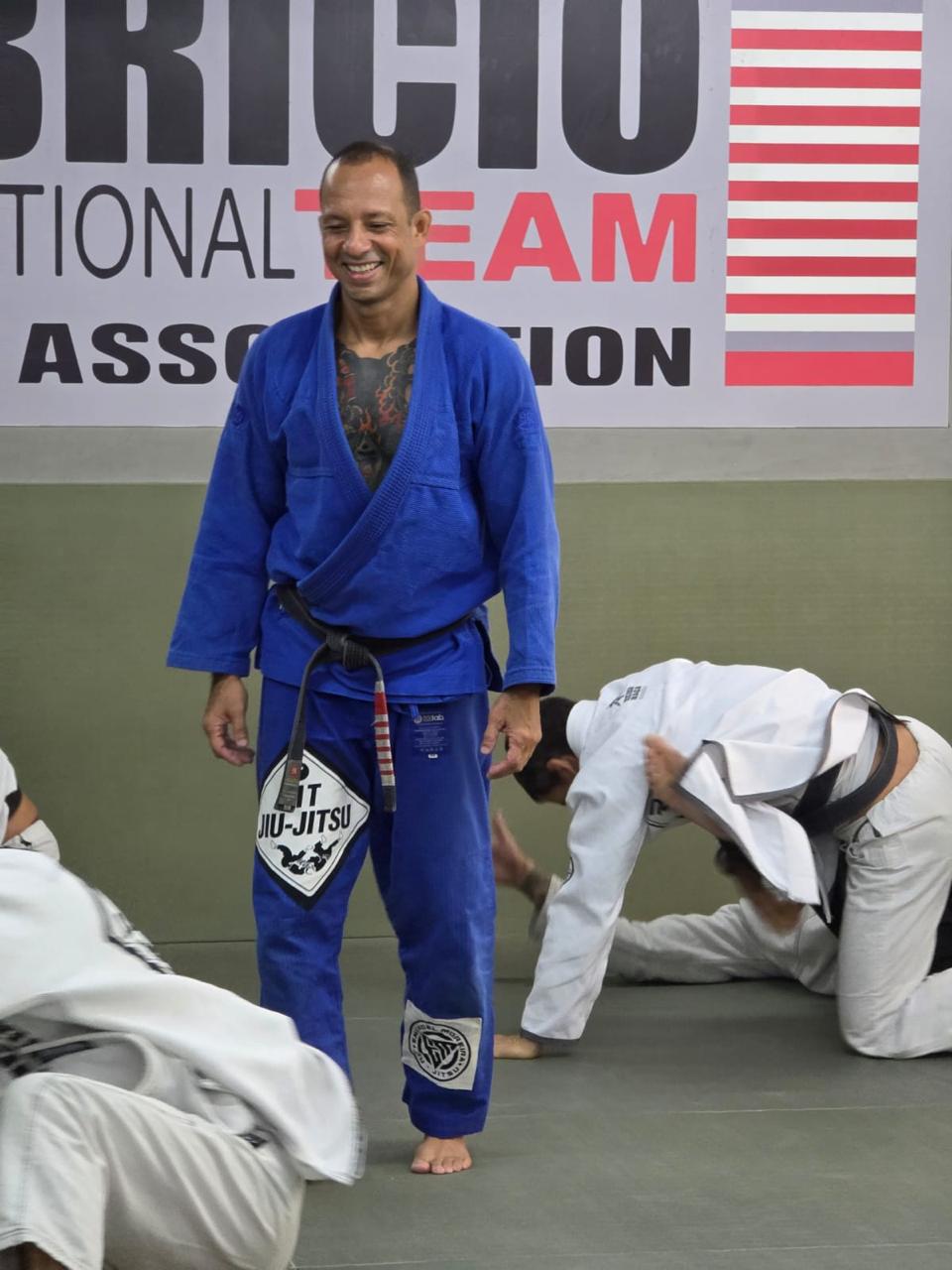 Mestre Fabricio sorrindo no tatame