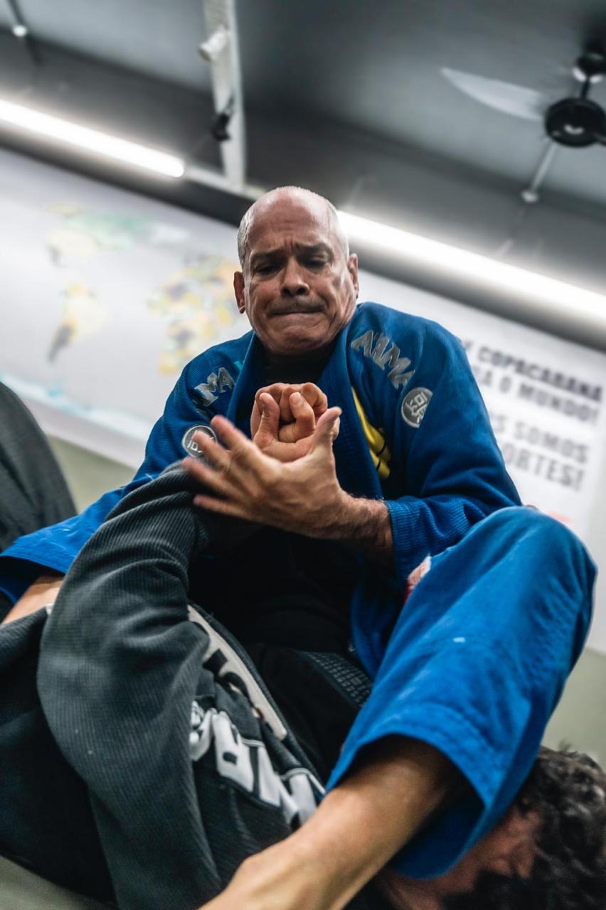 Chave de braço no treino