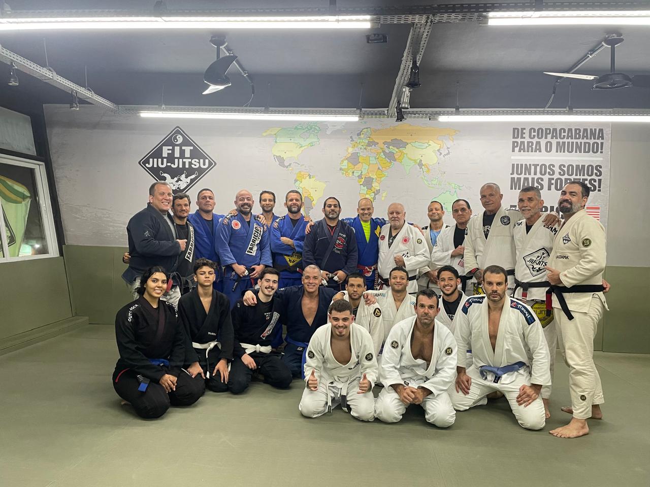 Turma reunida em pé